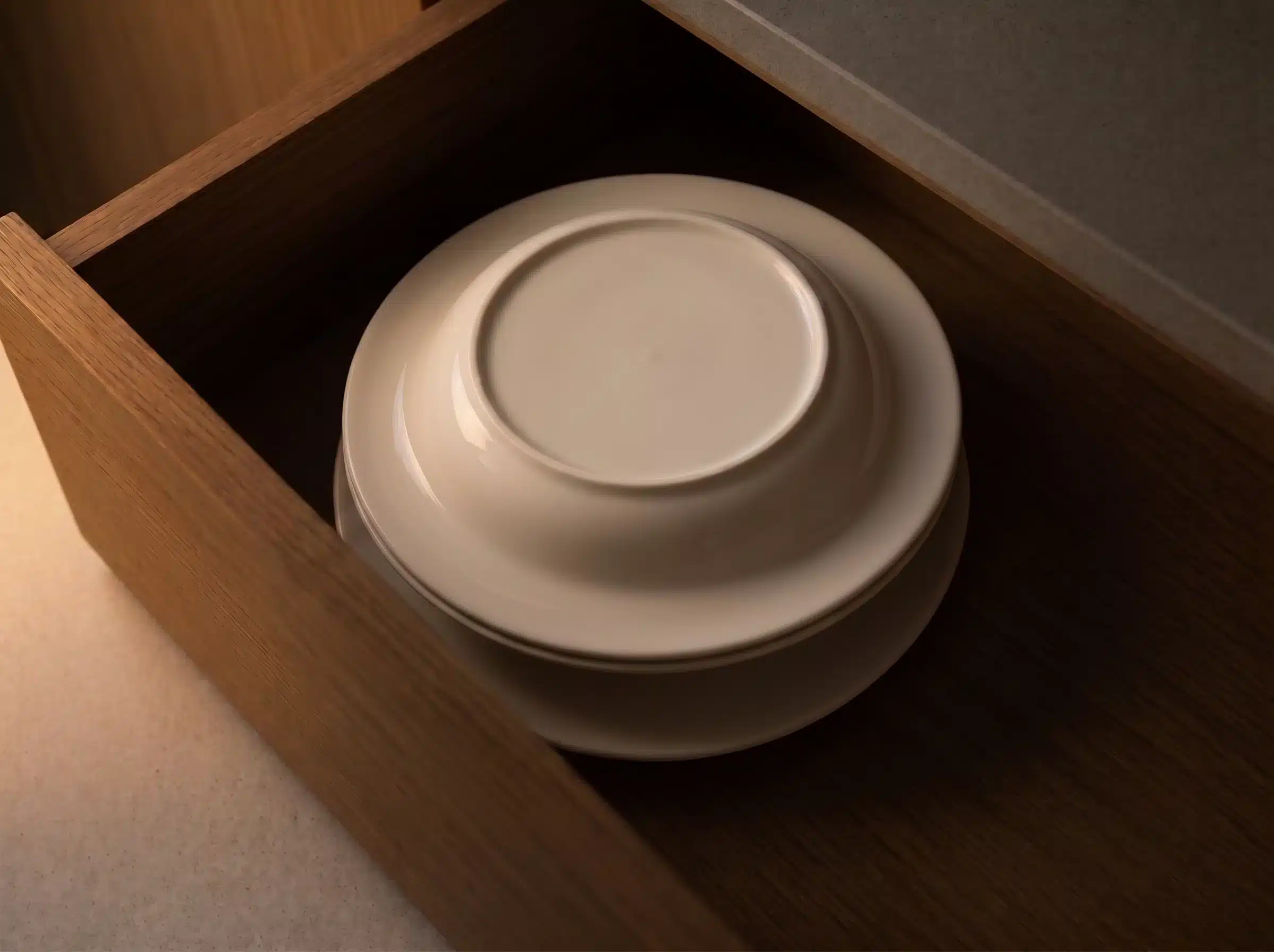 Assiette couverte dans un endroit chaud et sombre