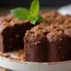 Délicieux space cake au chocolat maison, décoré de miettes croustillantes.