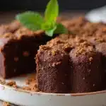 Délicieux space cake au chocolat maison, décoré de miettes croustillantes.