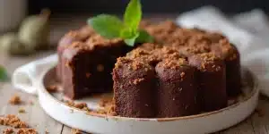 Délicieux space cake au chocolat maison, décoré de miettes croustillantes.