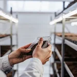 un technicien agricole examine des graines dans un laboratoire de culture intérieure.