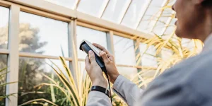 Analyse spectrale d’une feuille de plante réalisée par un botaniste dans une serre lumineuse