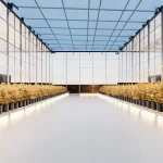 Serre high-tech avec longues rangées de plants de cannabis en pots noirs sous éclairage LED blanc uniforme