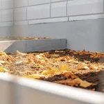 Sol riche en compost organique recouvert de feuilles mortes, favorisant la vie microbienne et la fertilité du substrat.