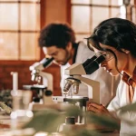 Analyse cannabis microscope laboratoire avec scientifiques examinant des échantillons en environnement lumineux