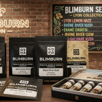 Collection Blimburn Seeds avec sachets et contenants de graines de cannabis dans un décor inspiré de Lyon.