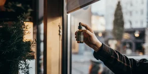 personne tenant un flacon d’huile de cannabis avec compte-gouttes
