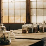 bocaux de cannabis et herbes dans un laboratoire artisanal