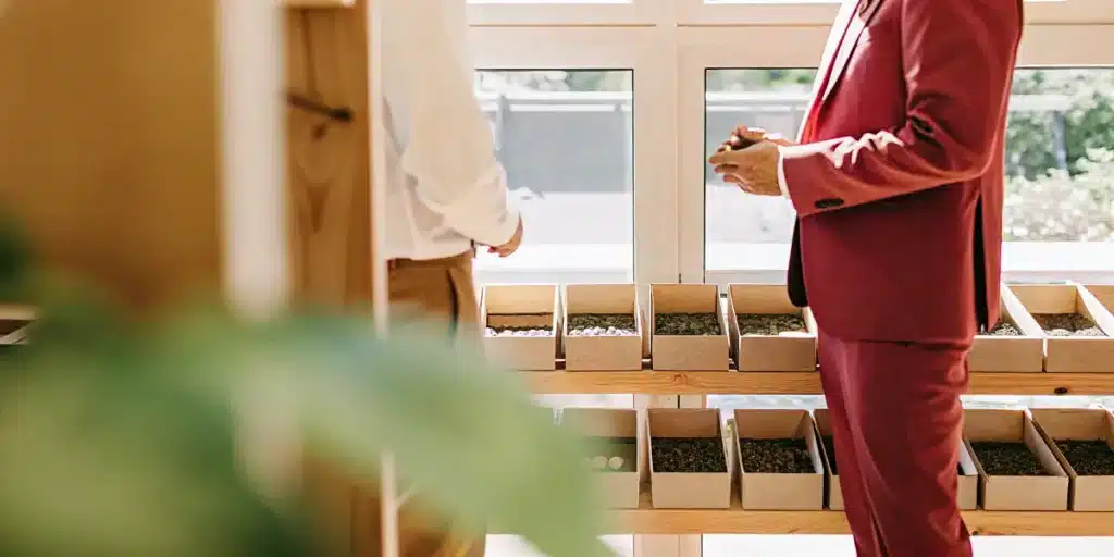 présentation de variétés de graines de cannabis lors d’une réunion commerciale