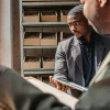 professionnels discutant de graines de cannabis dans une salle d’exposition spécialisée